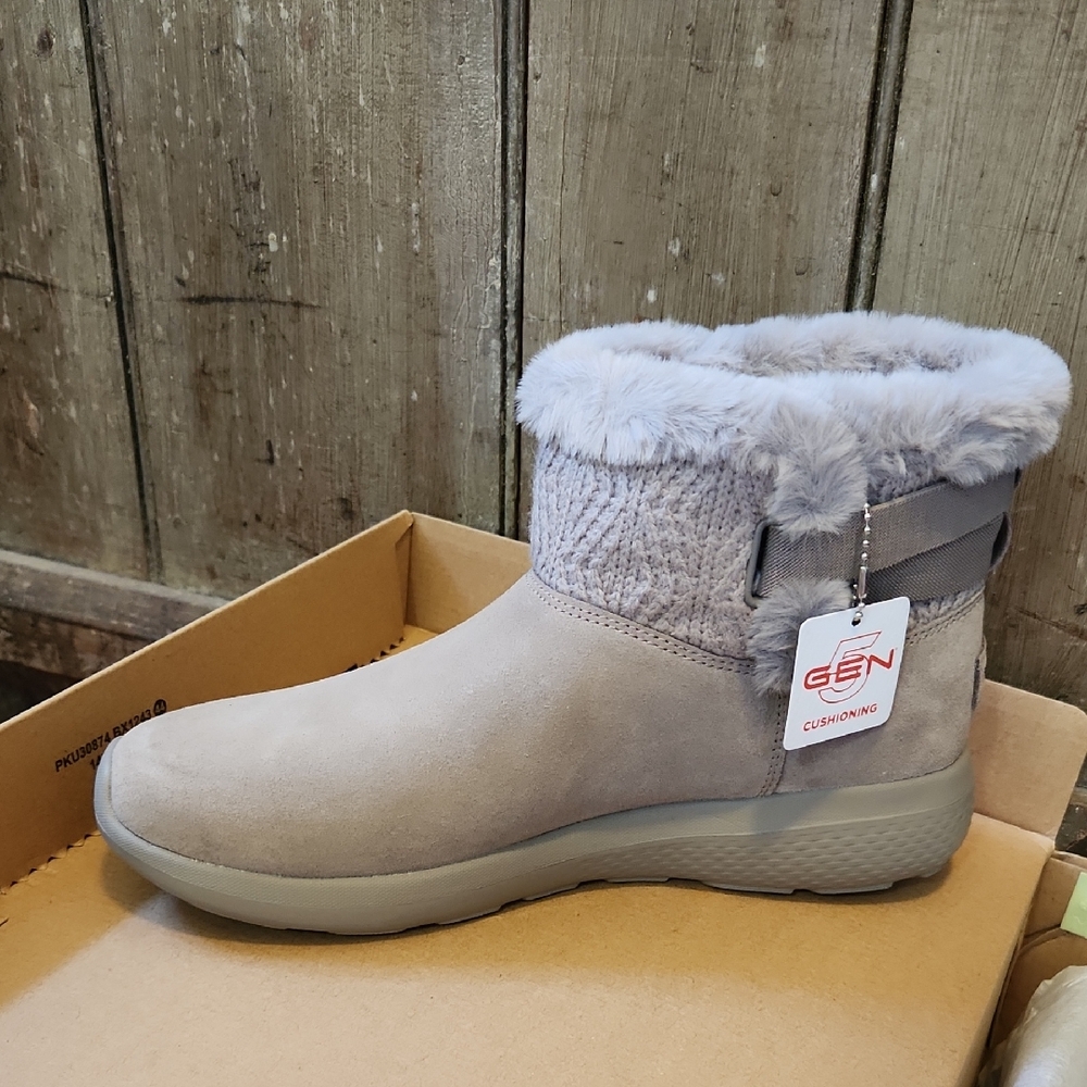 NWT Skechers On-the-Go-City-to-Cozy-Vibe Boot Sz 9